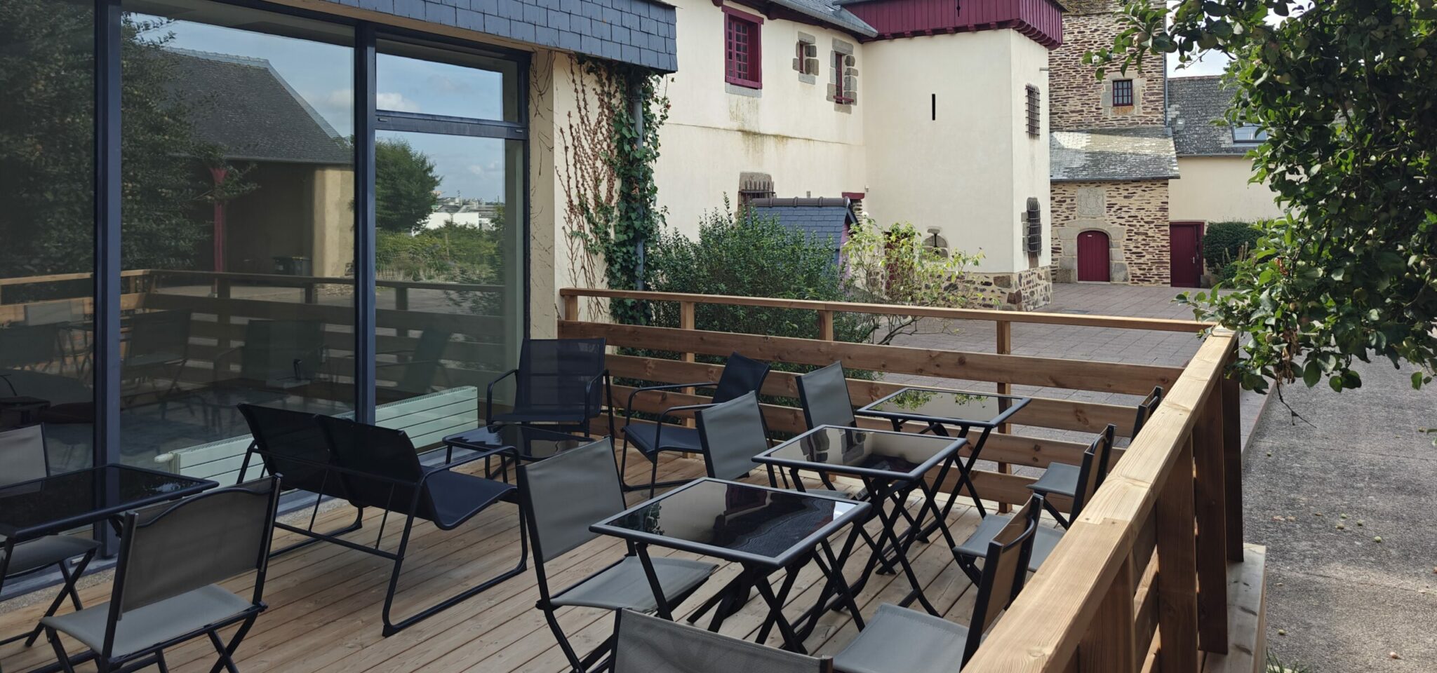 La terrasse en bois sur pilotis du Podium