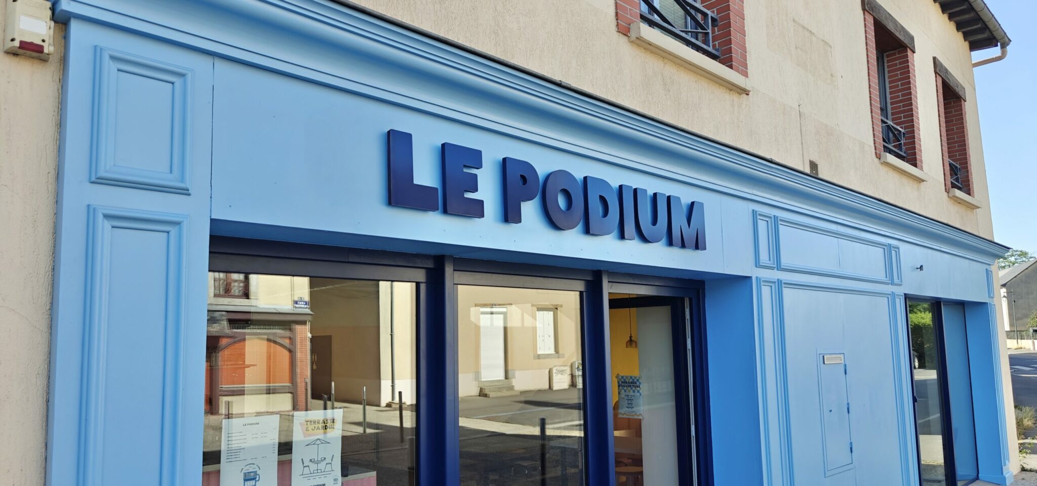 Devanture du Podium Café