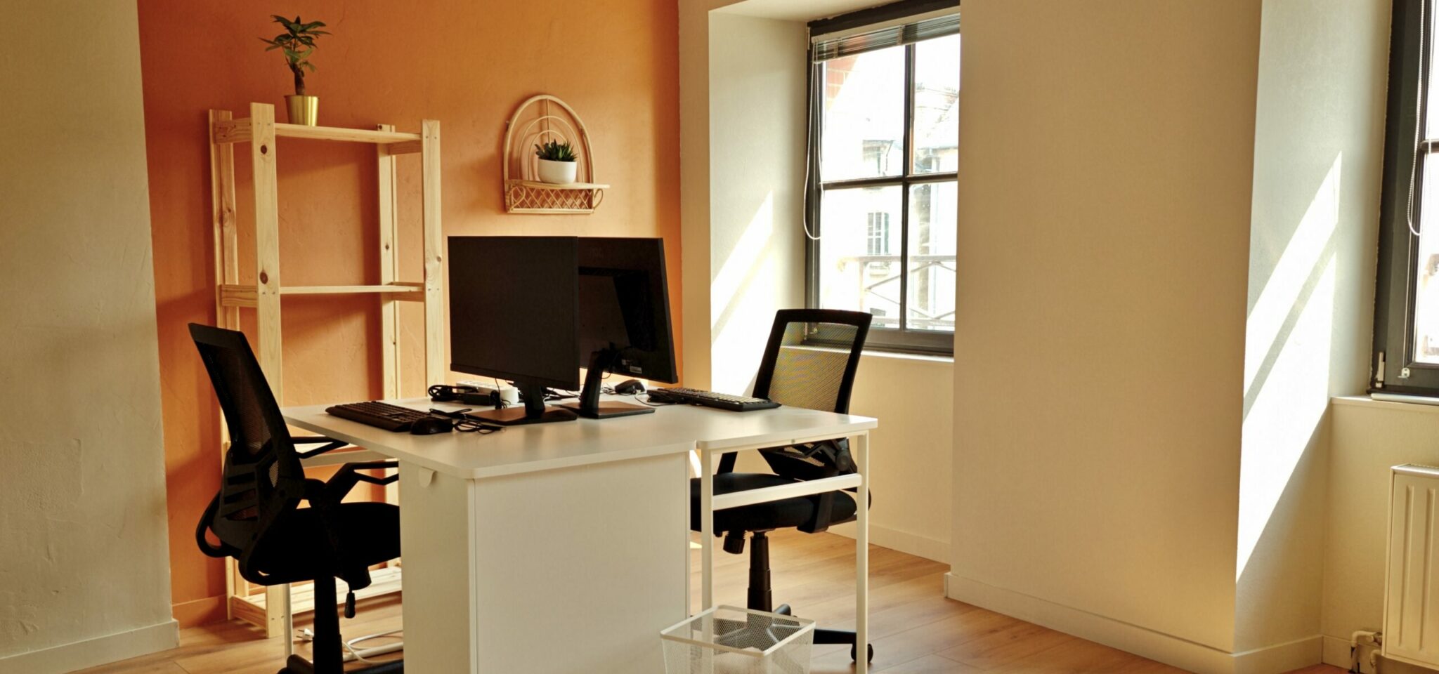 Vue de l'interieur du bureau deux personnes