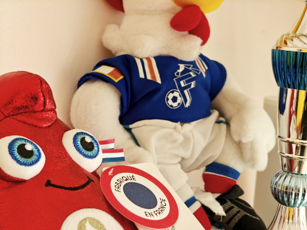 L'image présente une peluche de Phryge mascotte des jeux olympiques de Paris 2024